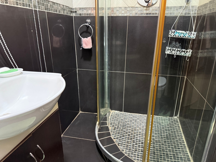5 Bedroom Property for Sale in Mohadin North West